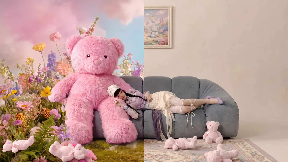 Um antes e depois: um retrato de estúdio de um urso de pelúcia rosa gigante num campo de flores, e o mesmo urso editado por instruções de texto numa cena lifestyle sobre um sofá cinza com uma modelo reclinada